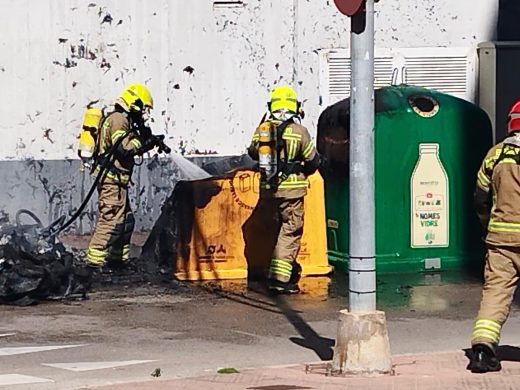 (Fotos) Alarma tras el incendio de dos contenedores en el centro de Maó