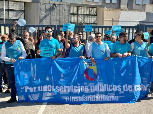 (Fotos) Funcionarios de la AGE exigen frente a la cárcel de Maó una compensación por la insularidad