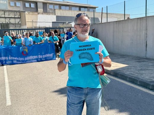 (Fotos) Funcionarios de la AGE exigen frente a la cárcel de Maó una compensación por la insularidad