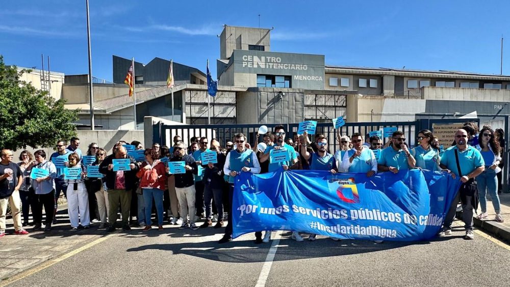 Concentración delante de la cárcel.
