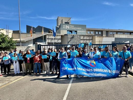 (Fotos) Funcionarios de la AGE exigen frente a la cárcel de Maó una compensación por la insularidad