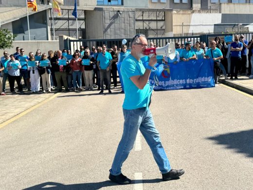 (Fotos) Funcionarios de la AGE exigen frente a la cárcel de Maó una compensación por la insularidad