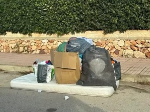 (Fotos) Ciutadella intensifica los controles contra el mal uso de los contenedores