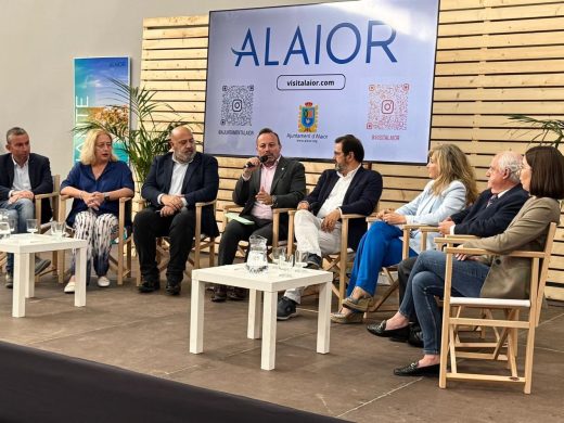 (Fotos) Alaior analiza el futuro del turismo