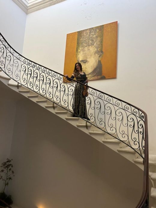 Eva Febrer baja la escalera de Sa Il·lustrada