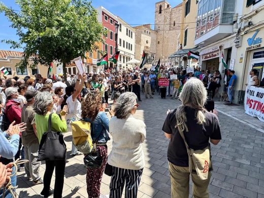 (Fotos) Unas 200 personas claman en Maó por el fin del ataque israelí a Gaza