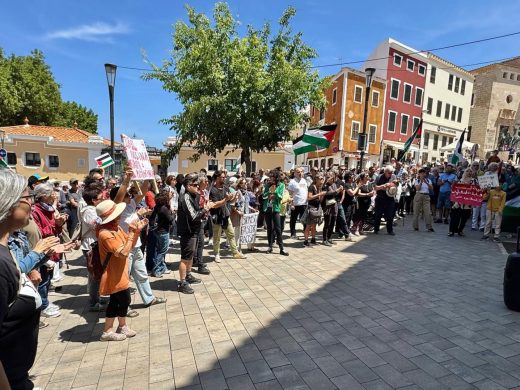 (Fotos) Unas 200 personas claman en Maó por el fin del ataque israelí a Gaza