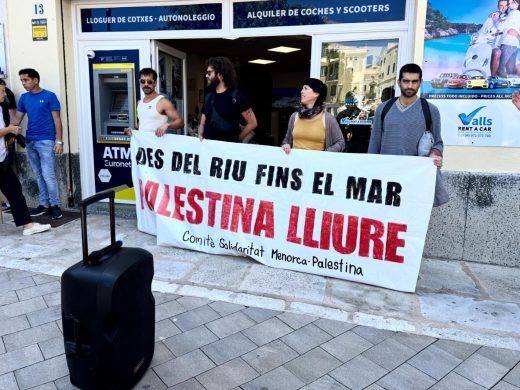 (Fotos) Unas 200 personas claman en Maó por el fin del ataque israelí a Gaza