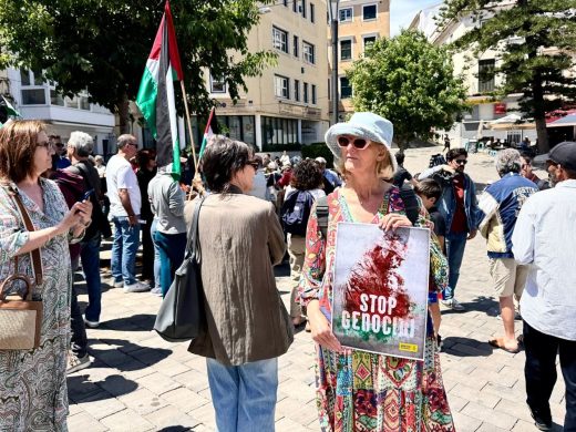 (Fotos) Unas 200 personas claman en Maó por el fin del ataque israelí a Gaza