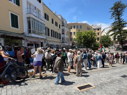 (Fotos) Unas 200 personas claman en Maó por el fin del ataque israelí a Gaza