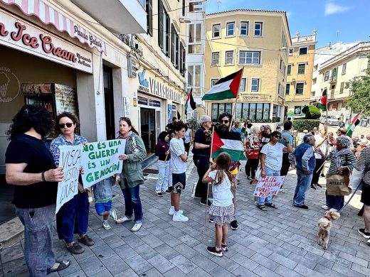(Fotos) Unas 200 personas claman en Maó por el fin del ataque israelí a Gaza