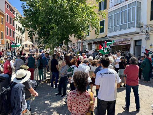 (Fotos) Unas 200 personas claman en Maó por el fin del ataque israelí a Gaza