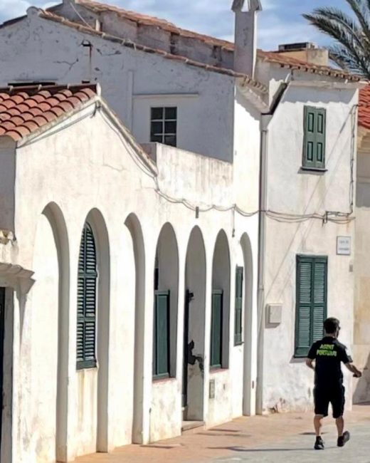 Casas del Gobernador en el puerto de Fornells.