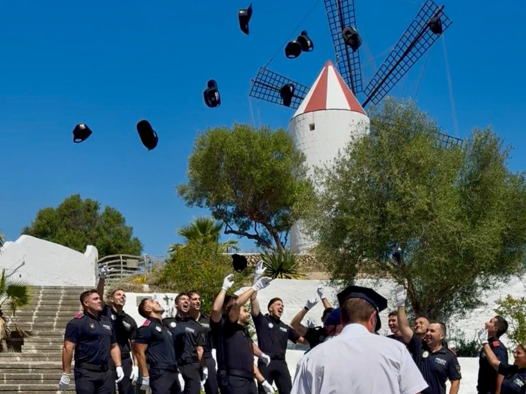 Los nuevos agentes esta mañana en Es Castell (Foto: CAIB)