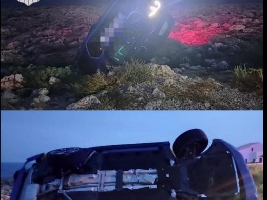 (Fotos) Un coche con tres ocupantes vuelca cerca del faro de Artrutx