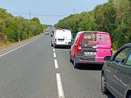 (Fotos) El vuelco de un camión en la carretera general provoca grandes retenciones