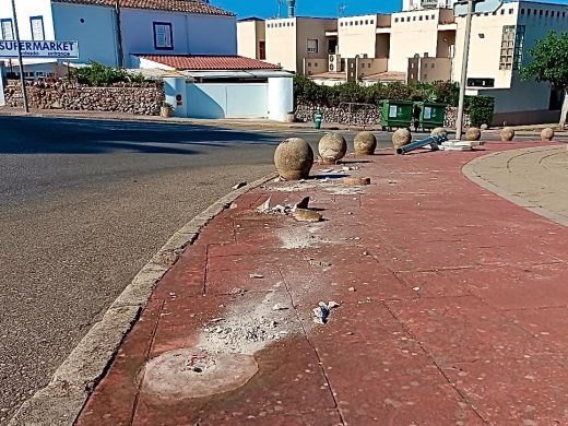 (Fotos) Destruyen varios bolardos y un poste de señalización en Son Bou