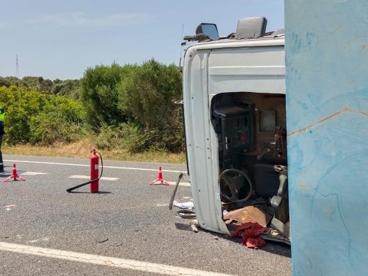 (Fotos) El vuelco de un camión en la carretera general provoca grandes retenciones