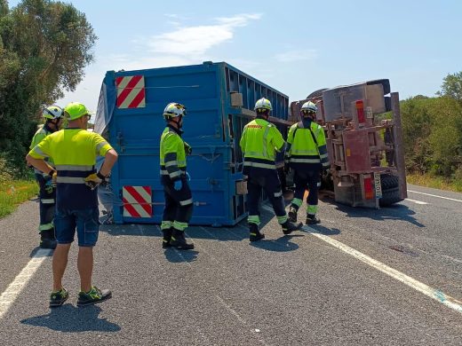 (Fotos) El vuelco de un camión en la carretera general provoca grandes retenciones