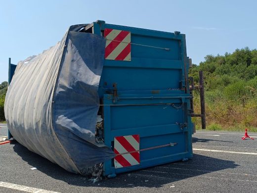 (Fotos) El vuelco de un camión en la carretera general provoca grandes retenciones