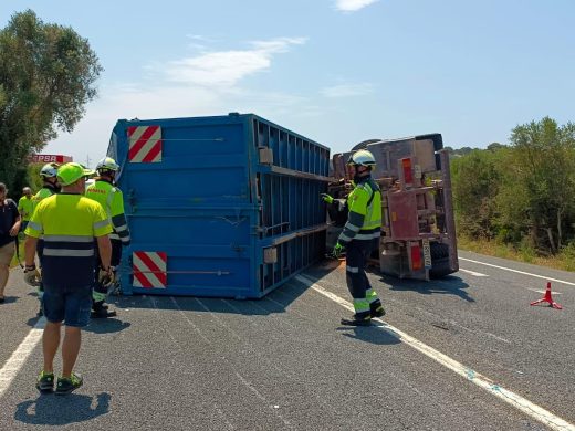 (Fotos) El vuelco de un camión en la carretera general provoca grandes retenciones