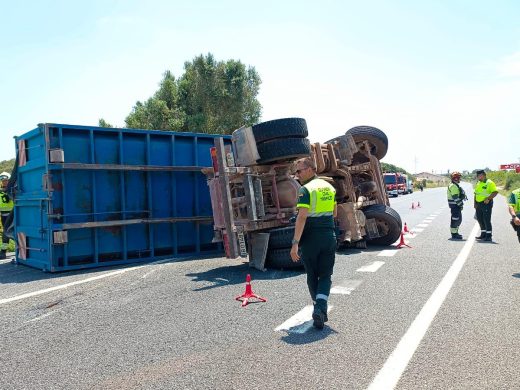 (Fotos) El vuelco de un camión en la carretera general provoca grandes retenciones