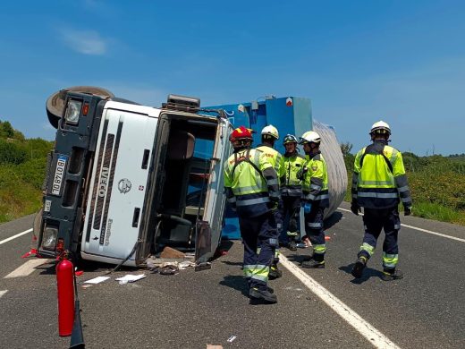 (Fotos) El vuelco de un camión en la carretera general provoca grandes retenciones