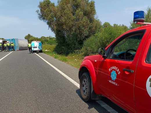 (Fotos) El vuelco de un camión en la carretera general provoca grandes retenciones