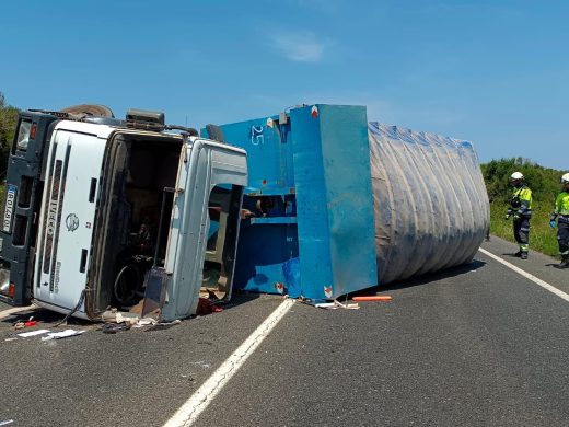 (Fotos) El vuelco de un camión en la carretera general provoca grandes retenciones