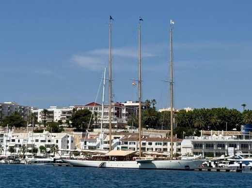 El 'Adix' en el puerto de Maó.