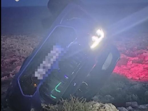 (Fotos) Un coche con tres ocupantes vuelca cerca del faro de Artrutx