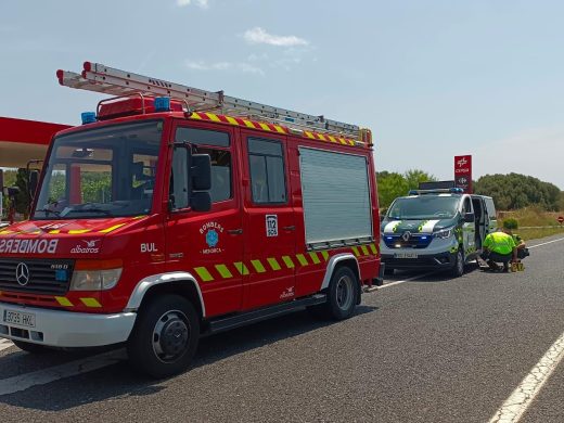 (Fotos) El vuelco de un camión en la carretera general provoca grandes retenciones