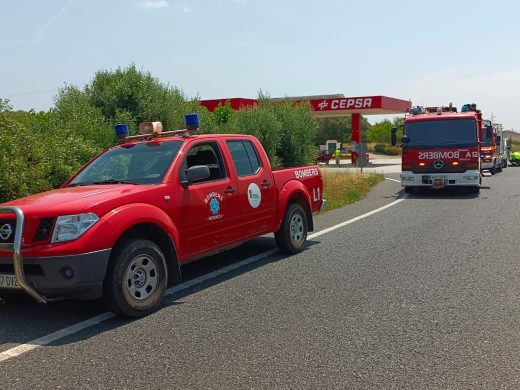 (Fotos) El vuelco de un camión en la carretera general provoca grandes retenciones