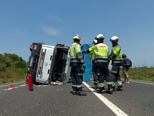 (Fotos) El vuelco de un camión en la carretera general provoca grandes retenciones