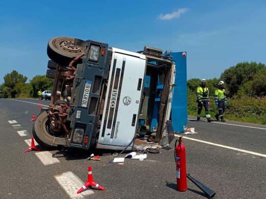 (Fotos) El vuelco de un camión en la carretera general provoca grandes retenciones