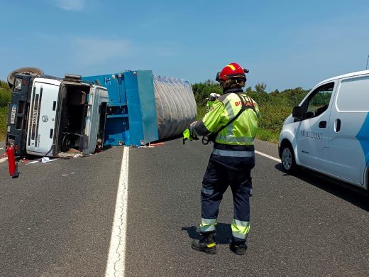 (Fotos) El vuelco de un camión en la carretera general provoca grandes retenciones