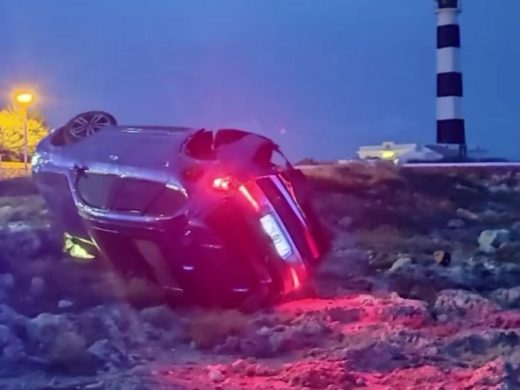 (Fotos) Un coche con tres ocupantes vuelca cerca del faro de Artrutx