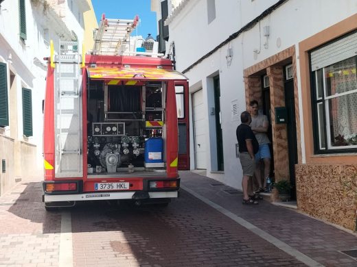 (Fotos) Bomberos y Policía local extinguen un pequeño incendio en una vivienda de Alaior