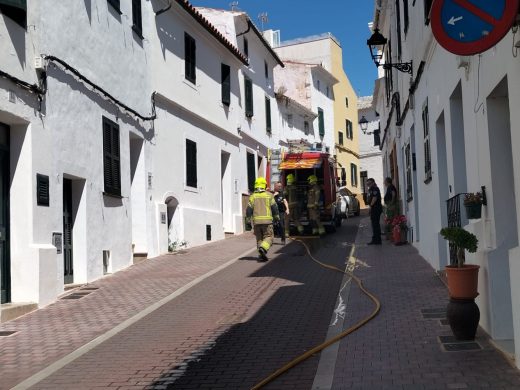 (Fotos) Bomberos y Policía local extinguen un pequeño incendio en una vivienda de Alaior