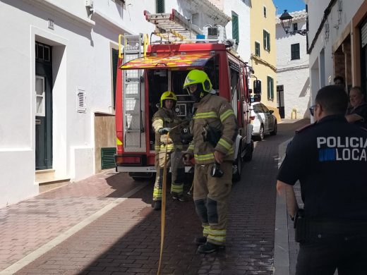 (Fotos) Bomberos y Policía local extinguen un pequeño incendio en una vivienda de Alaior