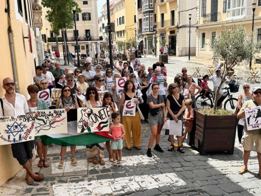 Medio centenar de personas se movilizan en Maó por la paz en Gaza