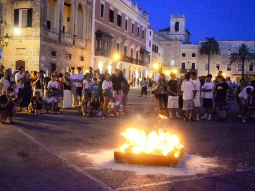 (Fotos) Los ‘festers’ incendian Ciutadella en la previa de Sant Joan