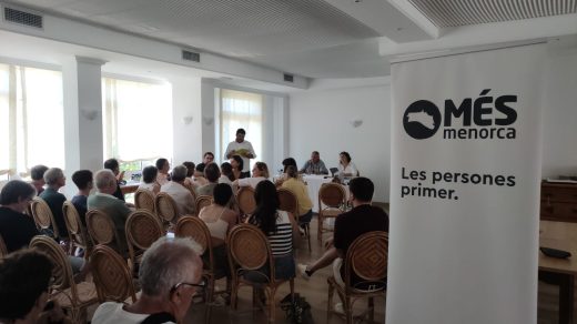 Un momento de la asamblea de Més per Menorca.