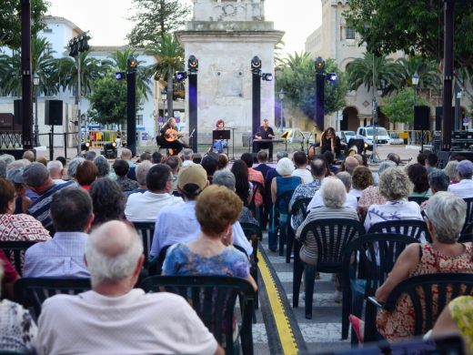 (Vídeo y fotos) Tensión en Ciutadella: protesta contra la peatonalización del Born