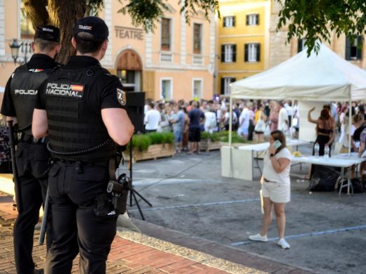 (Vídeo y fotos) Tensión en Ciutadella: protesta contra la peatonalización del Born