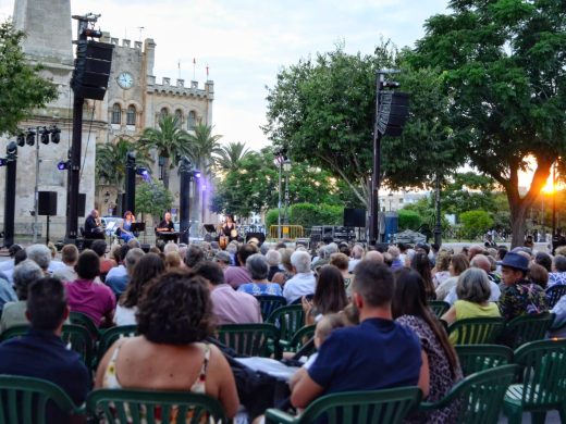 (Vídeo y fotos) Tensión en Ciutadella: protesta contra la peatonalización del Born