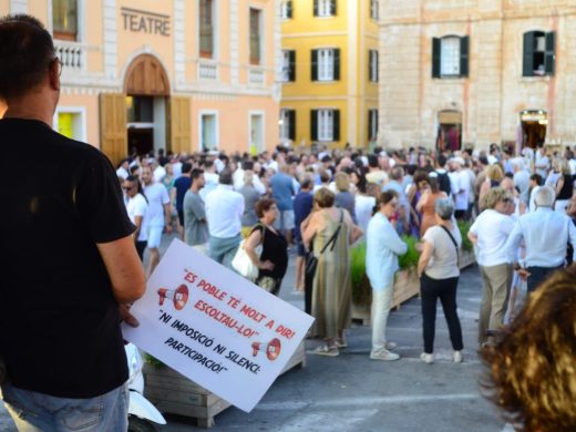 (Vídeo y fotos) Tensión en Ciutadella: protesta contra la peatonalización del Born