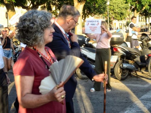 (Vídeo y fotos) Tensión en Ciutadella: protesta contra la peatonalización del Born
