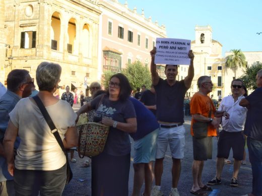 (Vídeo y fotos) Tensión en Ciutadella: protesta contra la peatonalización del Born